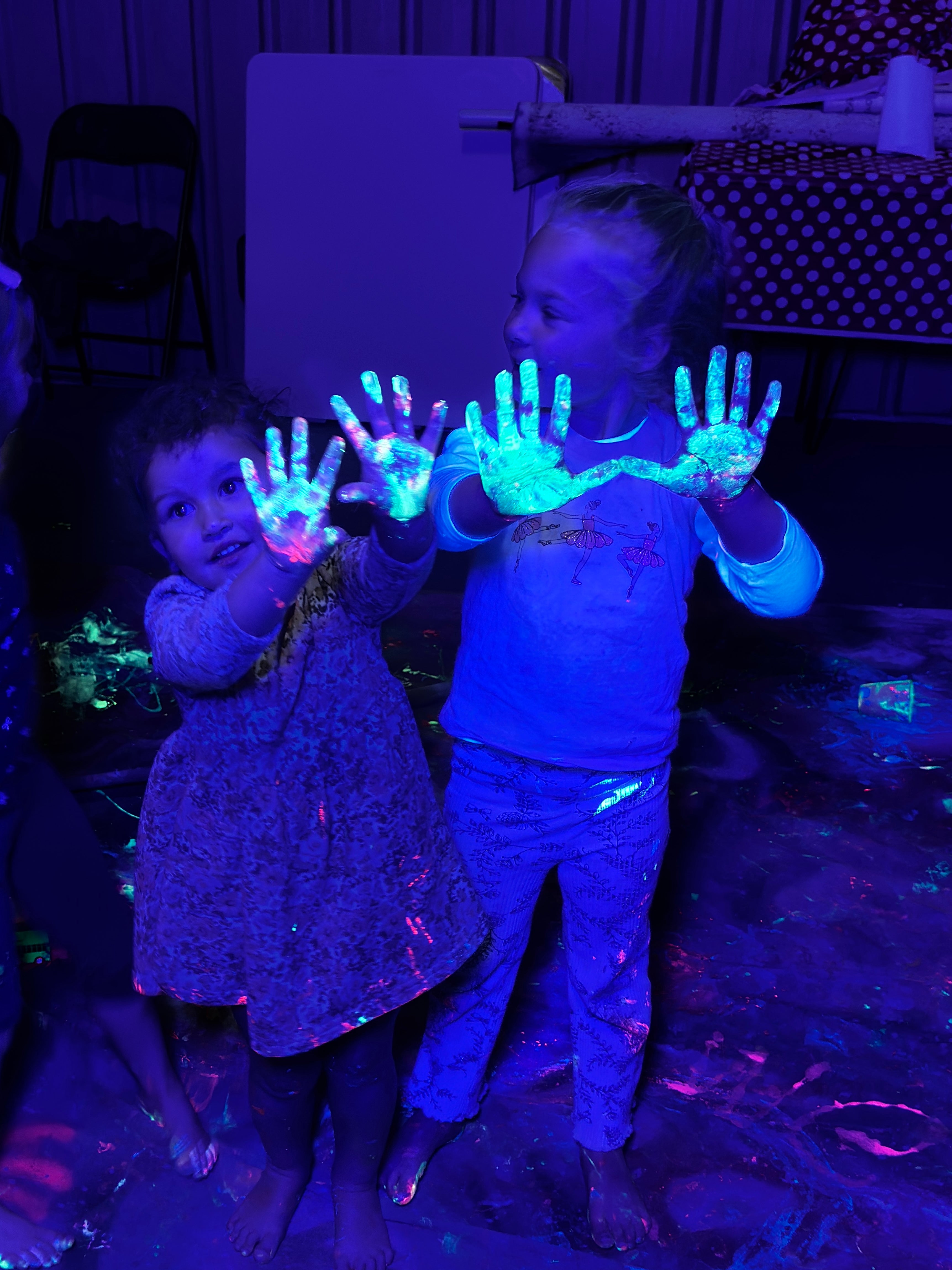 UV Glow Party – Neon Art - Ages 3–7 years